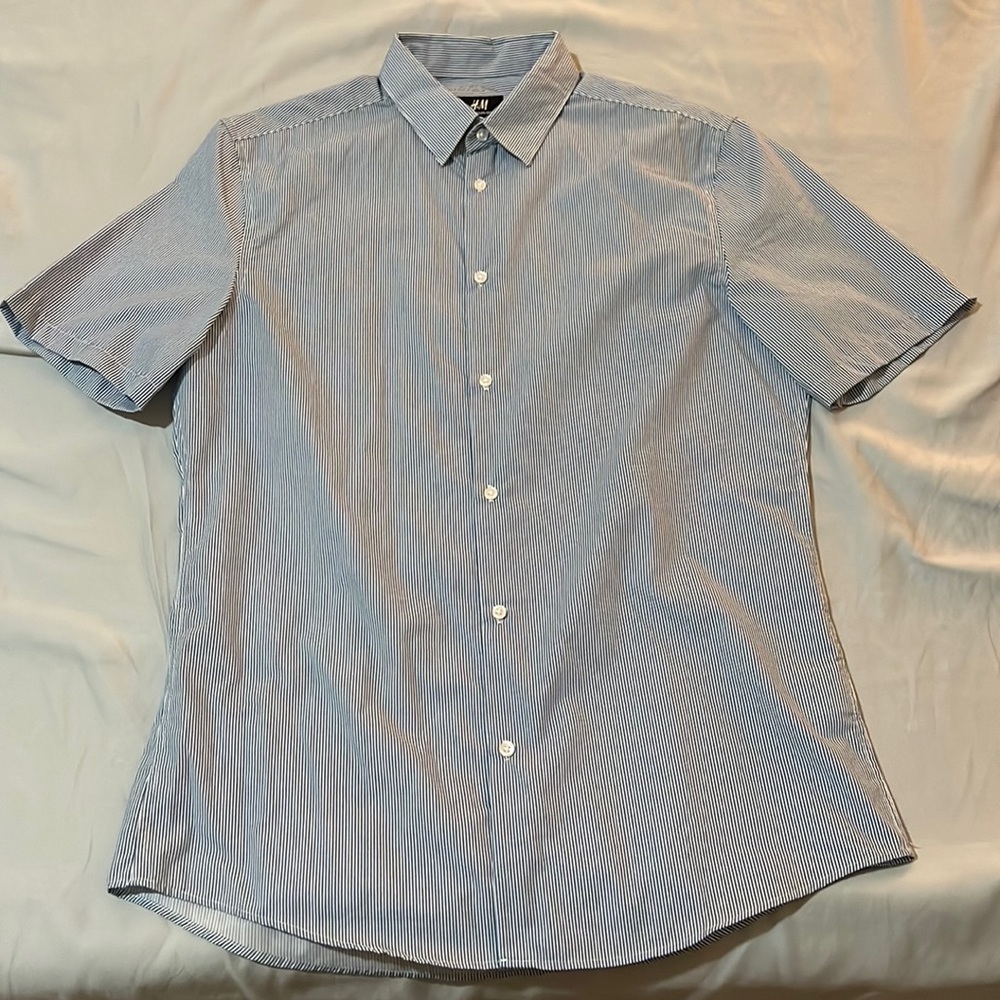 H&M Slim Fit Short Sleeve Button Down Shirt (M)